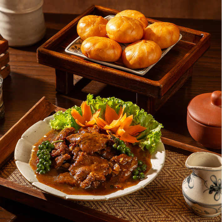 Bò Sốt Tiêu Đen Kèm Bánh Bao